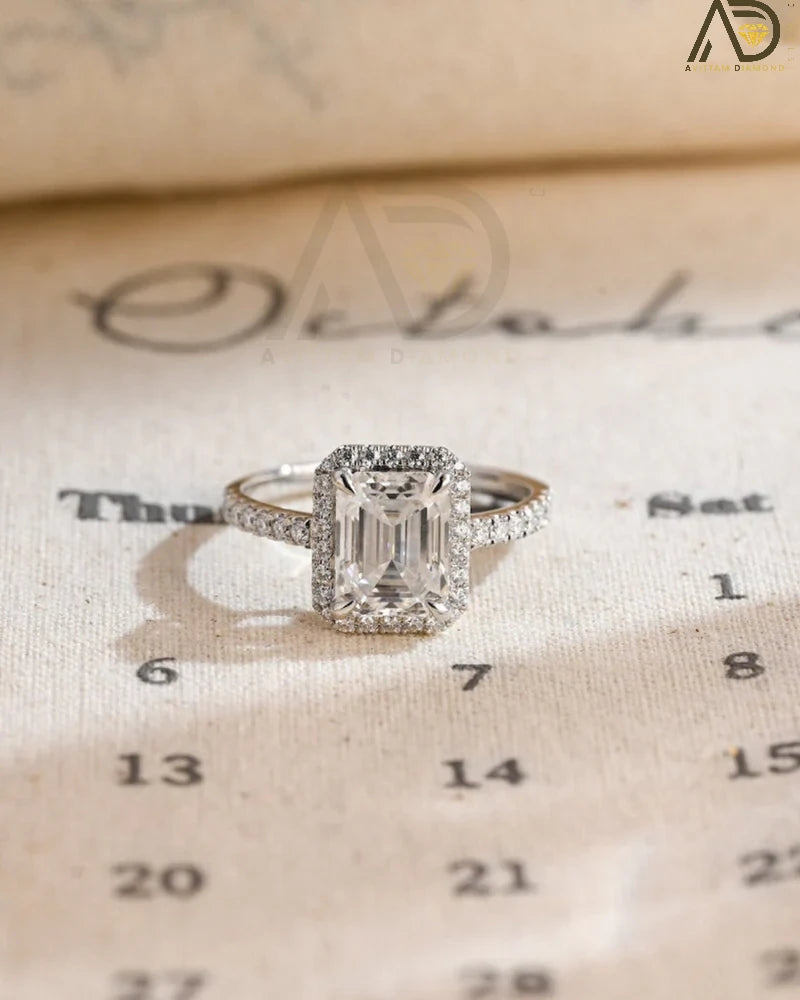 Discover the beauty of our emerald cut engagement ring with a halo of moissanite and a pave setting. Perfect for a dazzling and sophisticated bridal look.