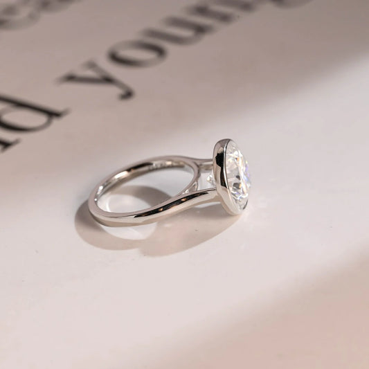 Elegant & Strong | Bezel Gold Ring | Round Cut Shine