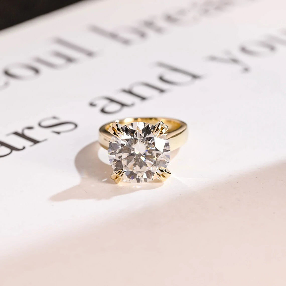 Vintage Touch of Love | 18K Gold Moissanite | Double Claw Ring
