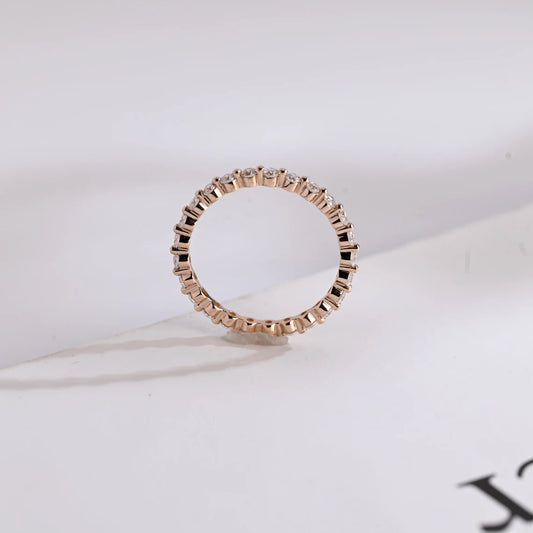 Round cut moissanite band