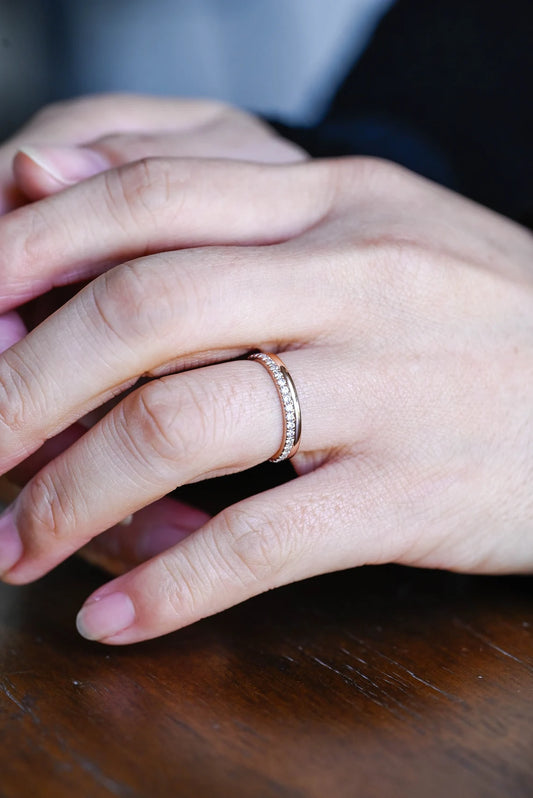 Round cut moissanite band