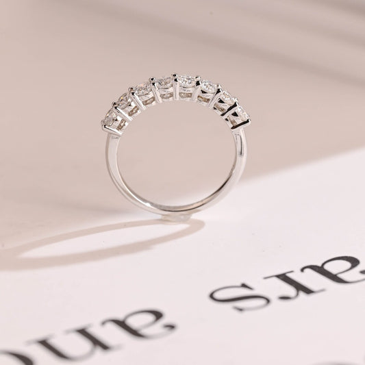 Round cut moissanite ring