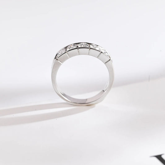 Round cut moissanite band