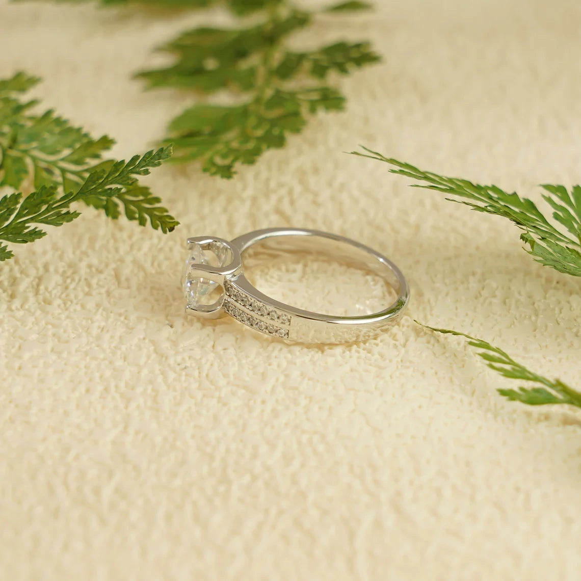 Elegant Design | 10K–18K Gold | Round Cut Light