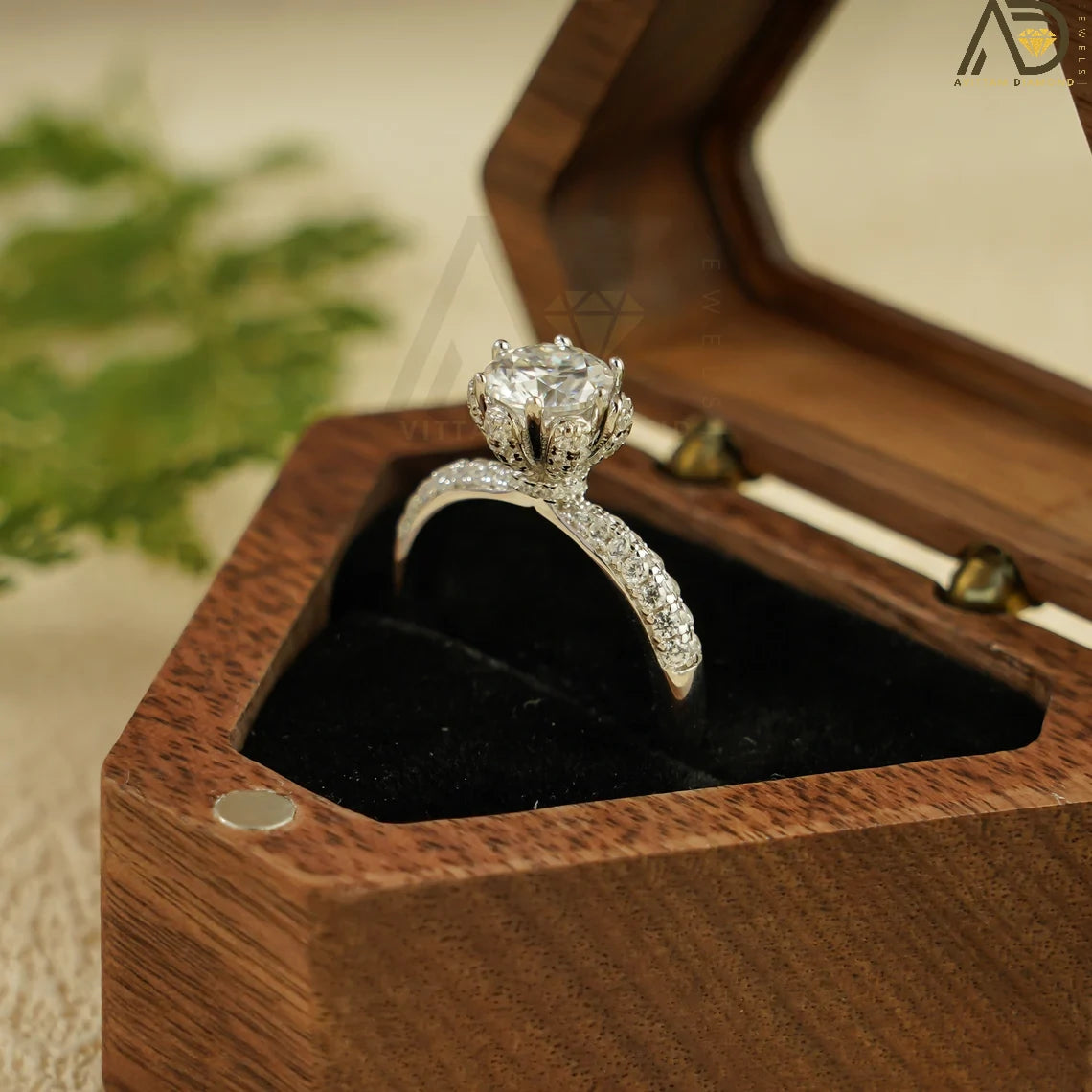 18K Gold Engagement Ring | Round Cut Jewelry | Elegant Design