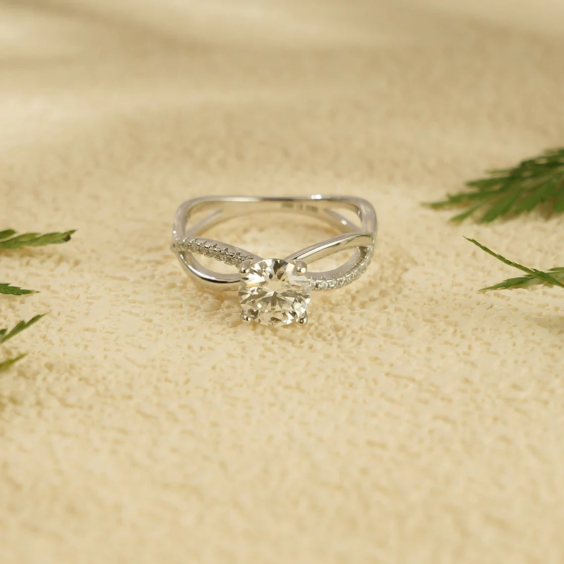 Round Cut Centerpiece | Dainty Twisted Band | Love Sparkle
