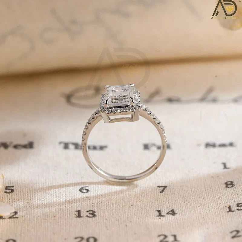 Discover the beauty of our emerald cut engagement ring with a halo of moissanite and a pave setting. Perfect for a dazzling and sophisticated bridal look.