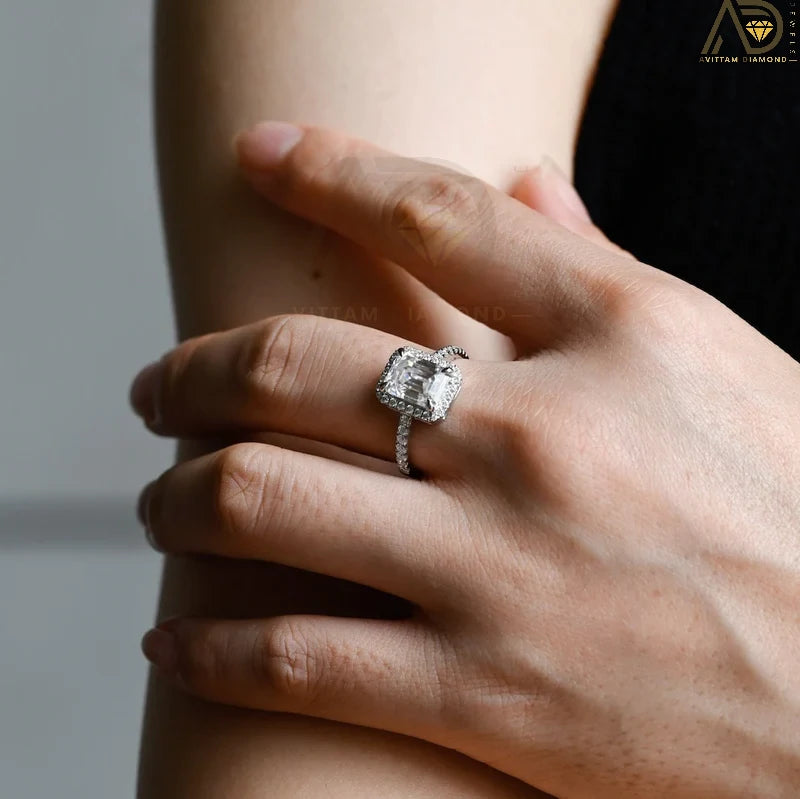 Discover the beauty of our emerald cut engagement ring with a halo of moissanite and a pave setting. Perfect for a dazzling and sophisticated bridal look.