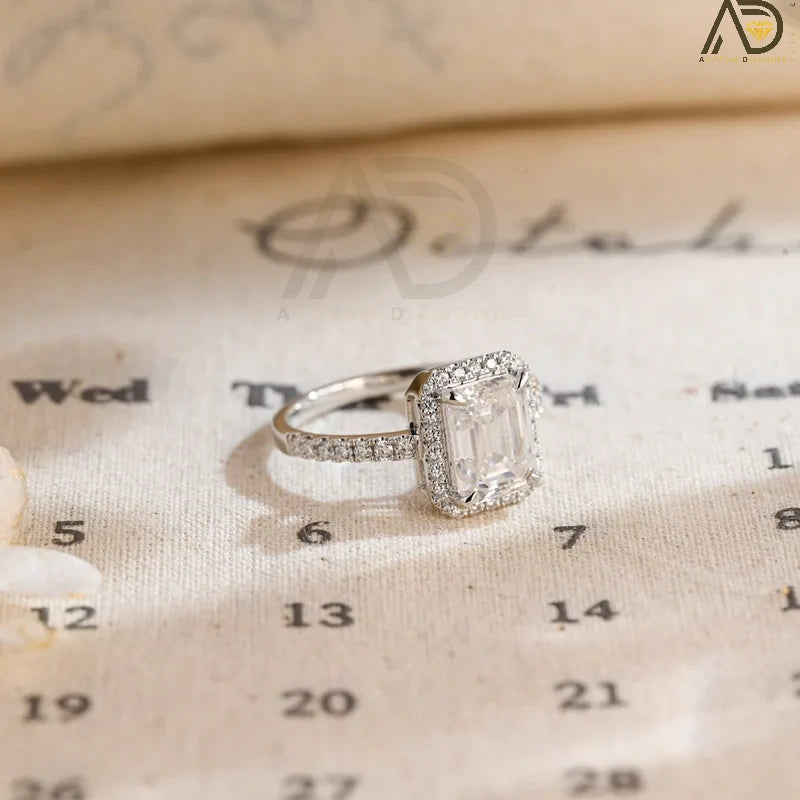Discover the beauty of our emerald cut engagement ring with a halo of moissanite and a pave setting. Perfect for a dazzling and sophisticated bridal look.