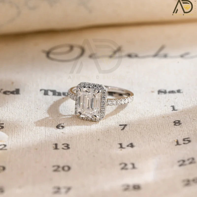 Discover the beauty of our emerald cut engagement ring with a halo of moissanite and a pave setting. Perfect for a dazzling and sophisticated bridal look.
