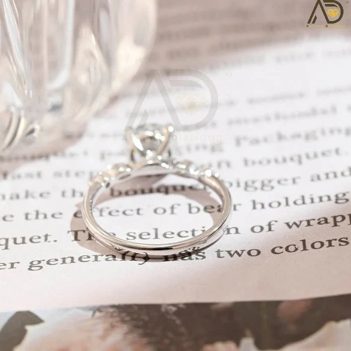 Elegant Round Cut Moissanite Ring