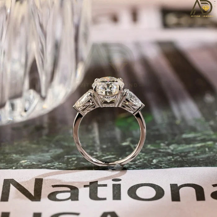 Discover our stunning Three Stone Moissanite Ring featuring an elegant oval cut center stone and pear cut side stones. A perfect choice for weddings or engagements!