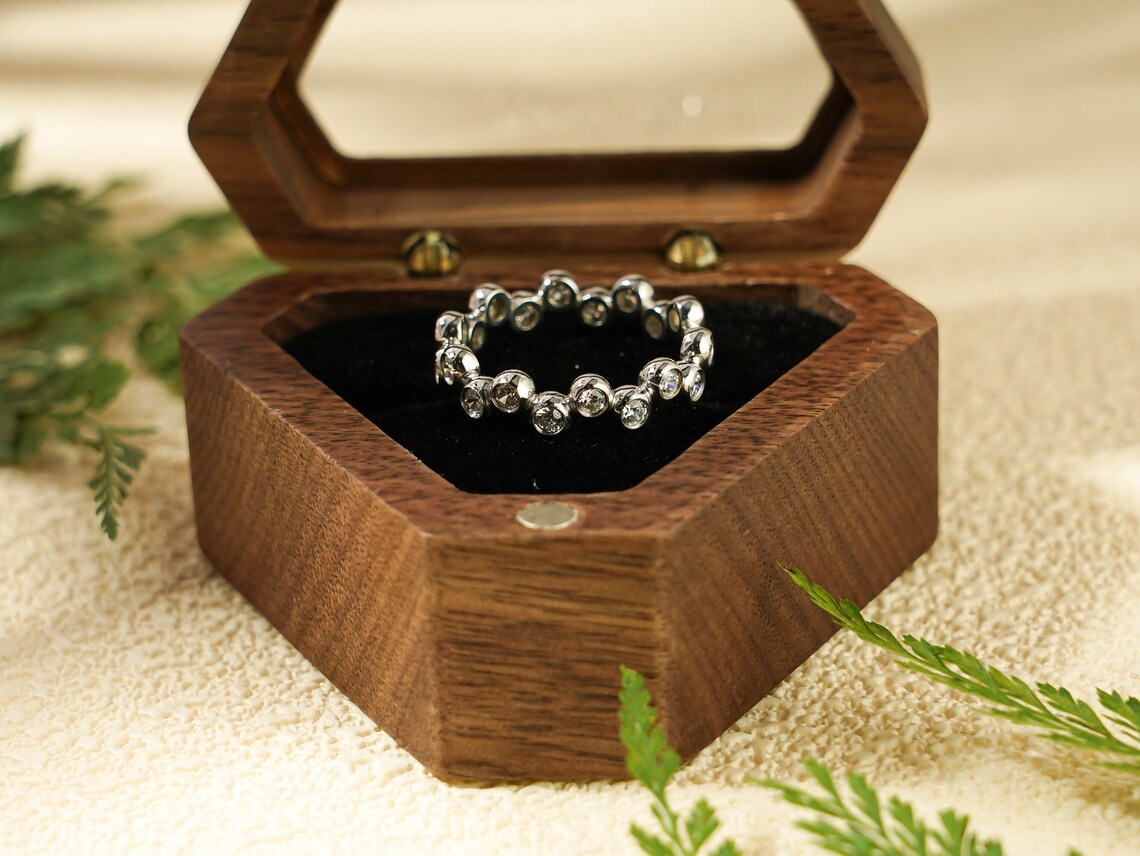 Bezel moissanite band