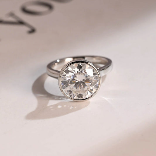Elegant & Strong | Bezel Gold Ring | Round Cut Shine

