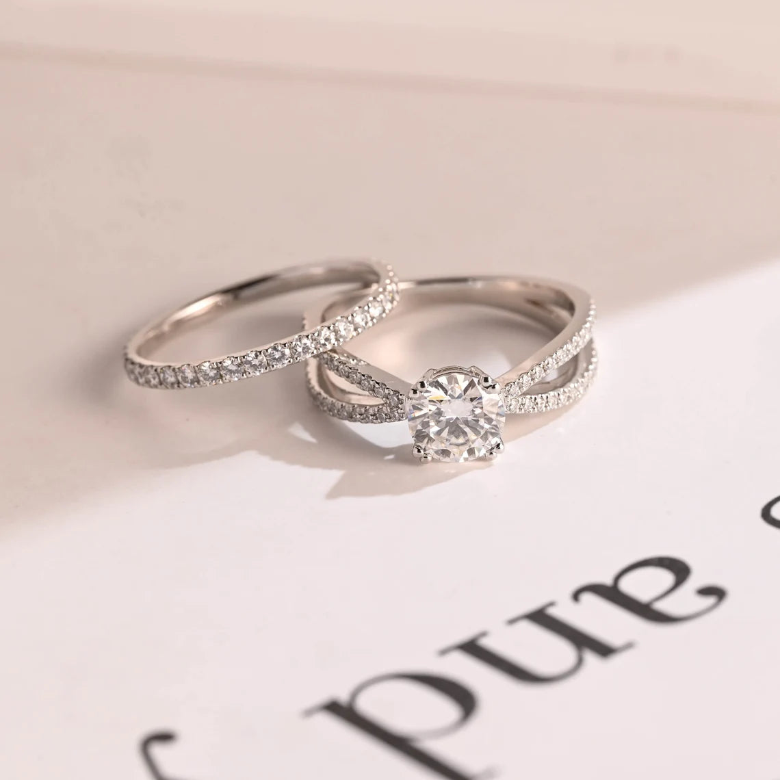 Round cut moissanite ring