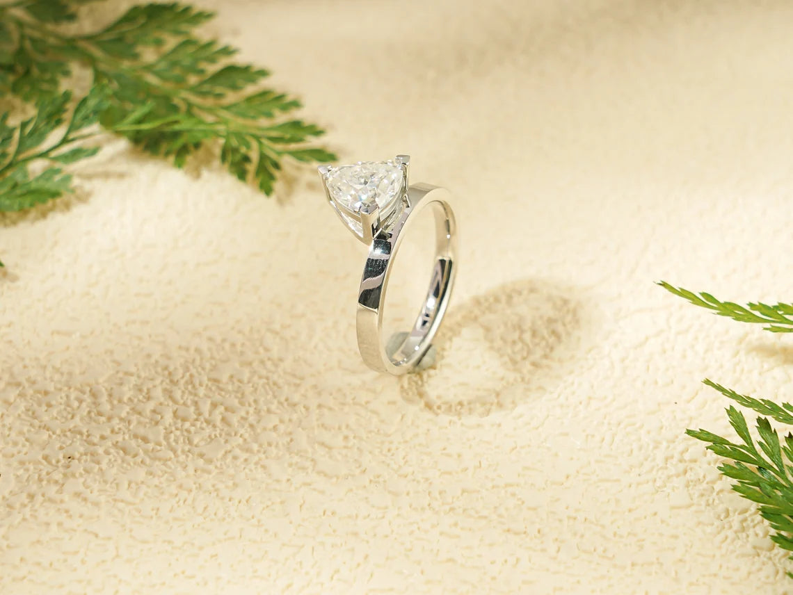 Claw prong engagement ring