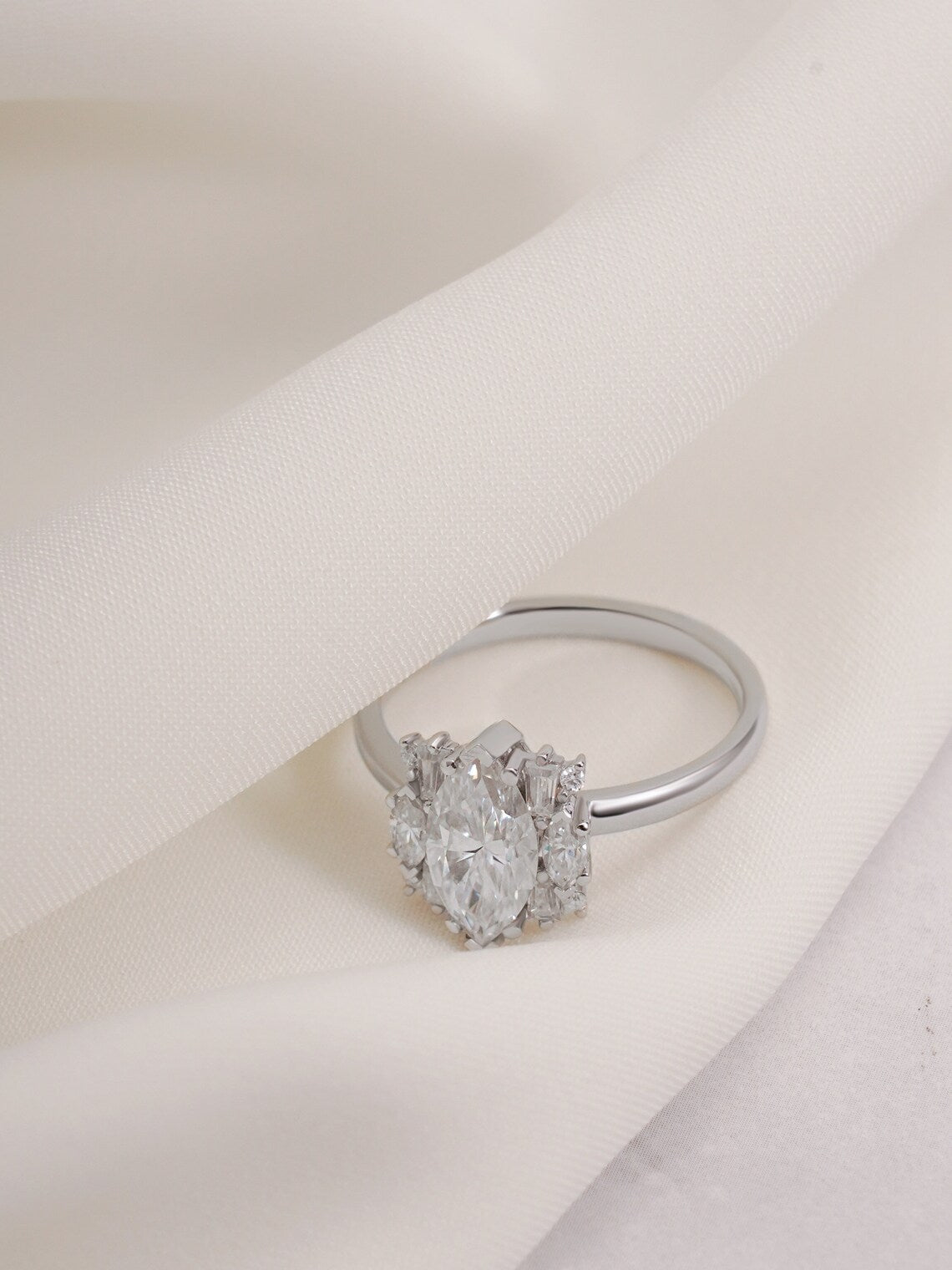 V-shape prong setting ring