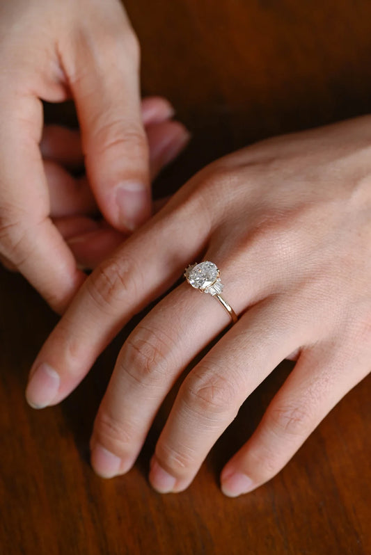 oval moissanite ring 