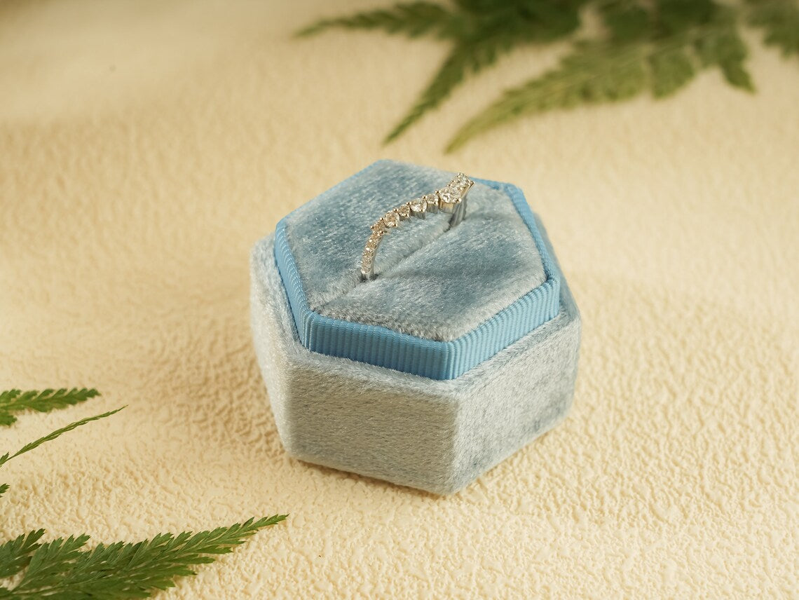 V-shape wedding band