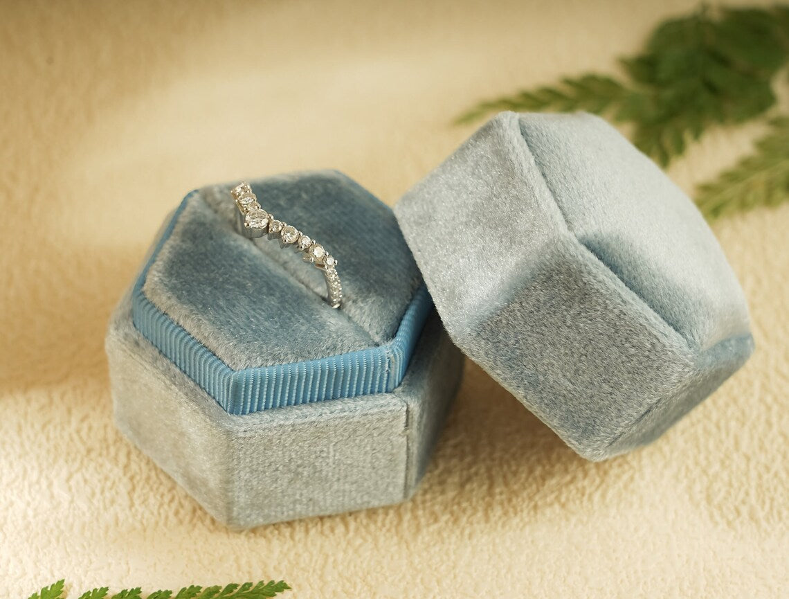 Round cut moissanite band