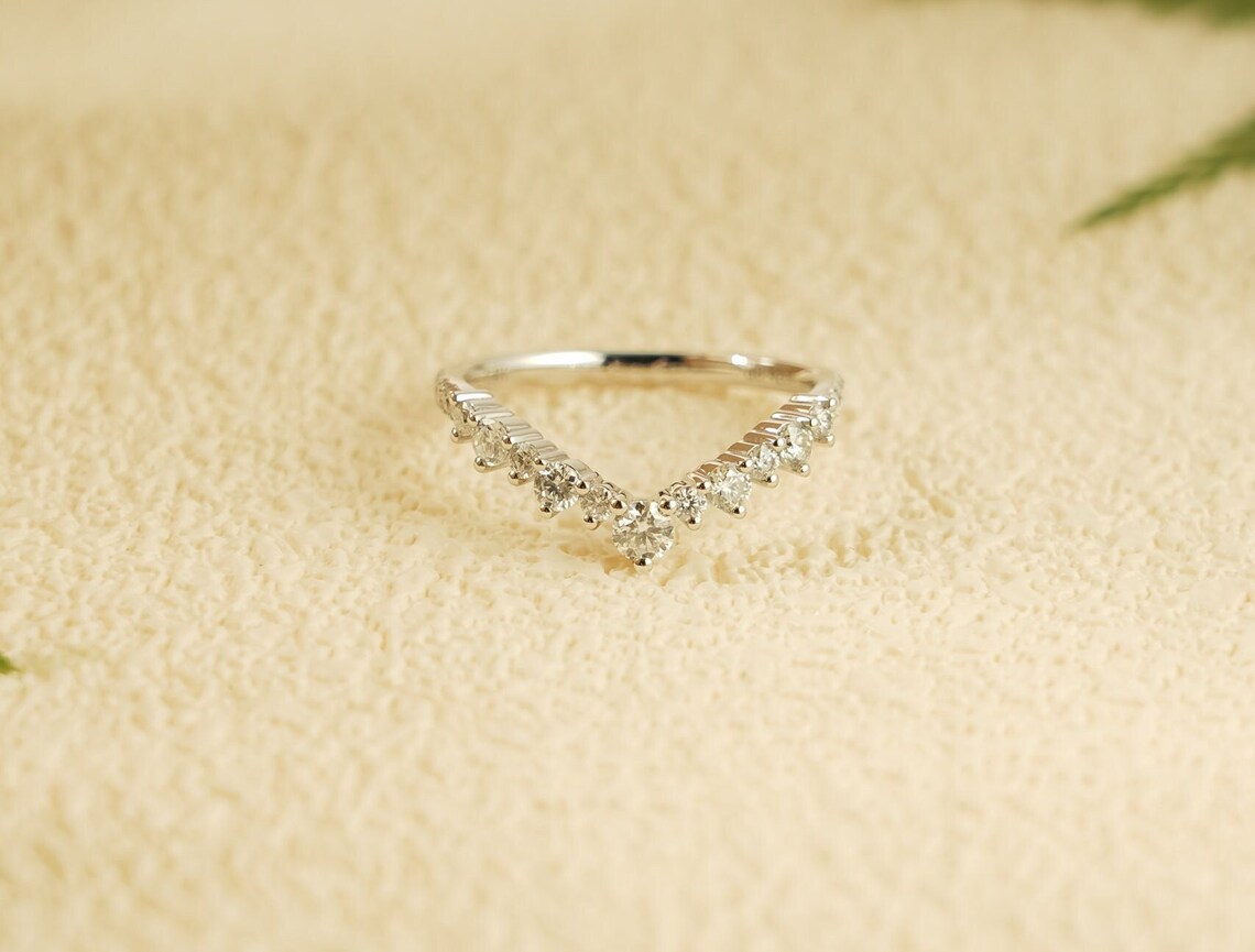 Prong-set engagement band