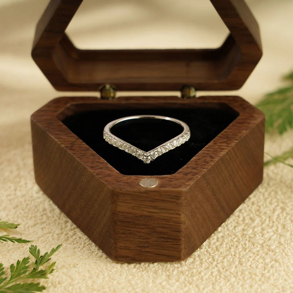 Round cut moissanite ring