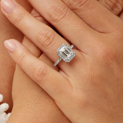 Single halo solitaire ring