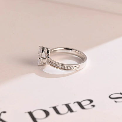radaint moissanite center | radaint diamond look | moissanite sparkle ring
