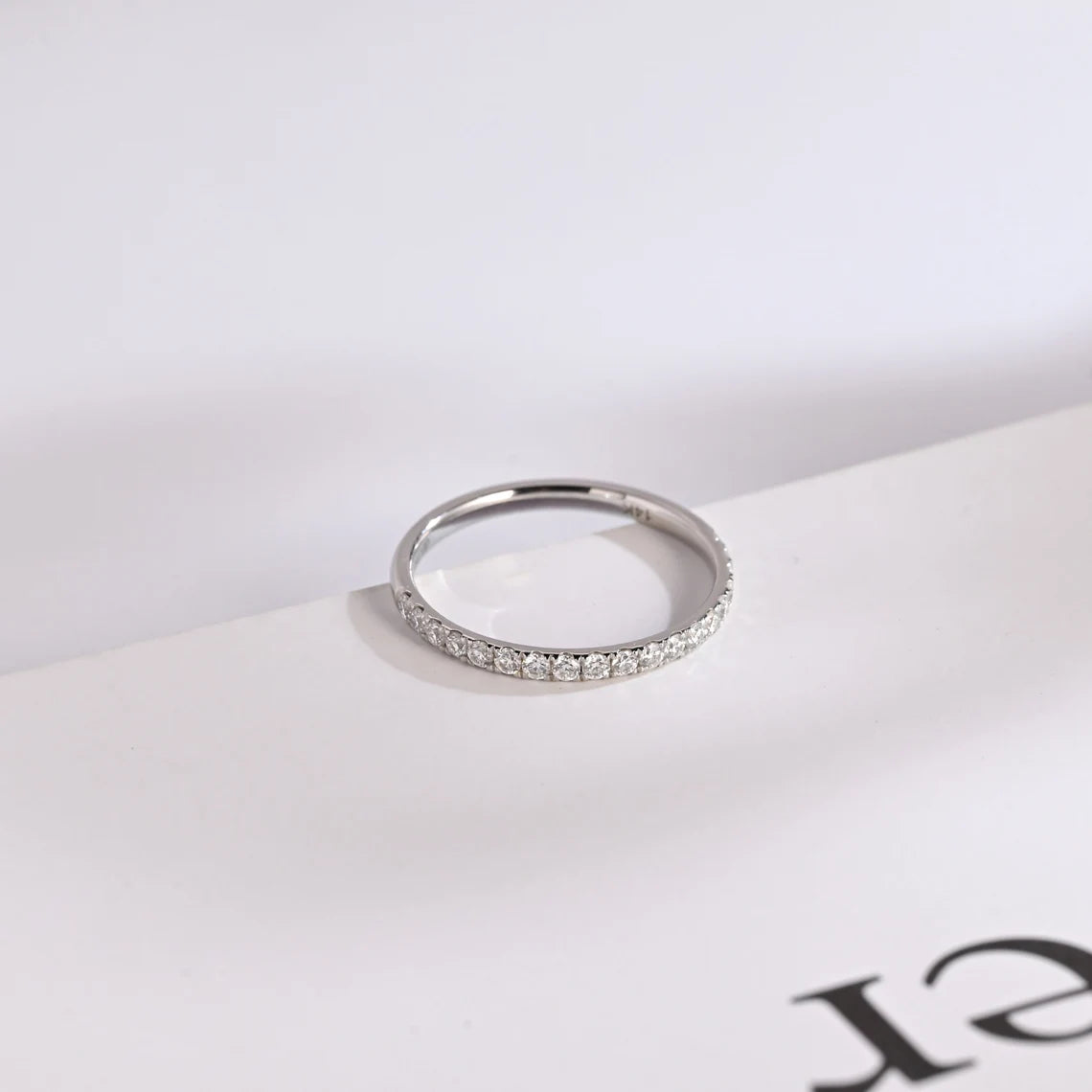 Round cut moissanite band