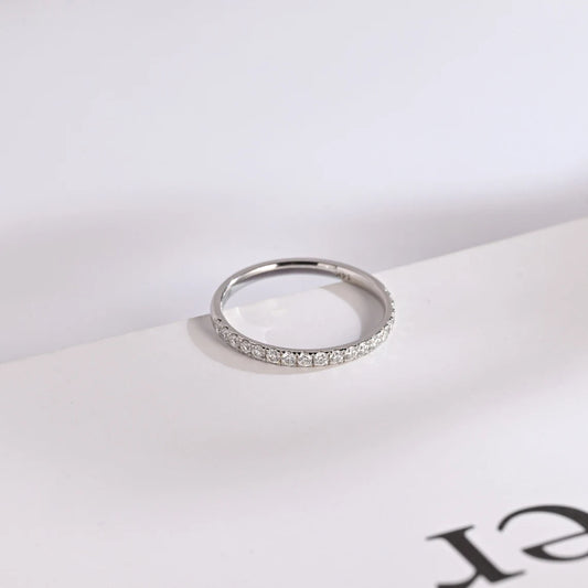 Round cut moissanite band