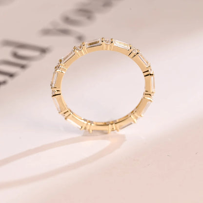 Round cut moissanite band