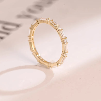 Prong-set wedding ring