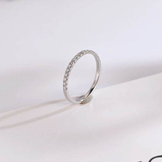 Round cut moissanite band