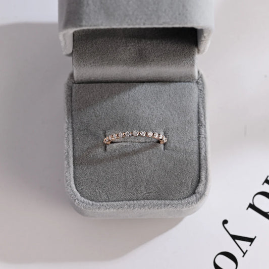 Round cut moissanite band