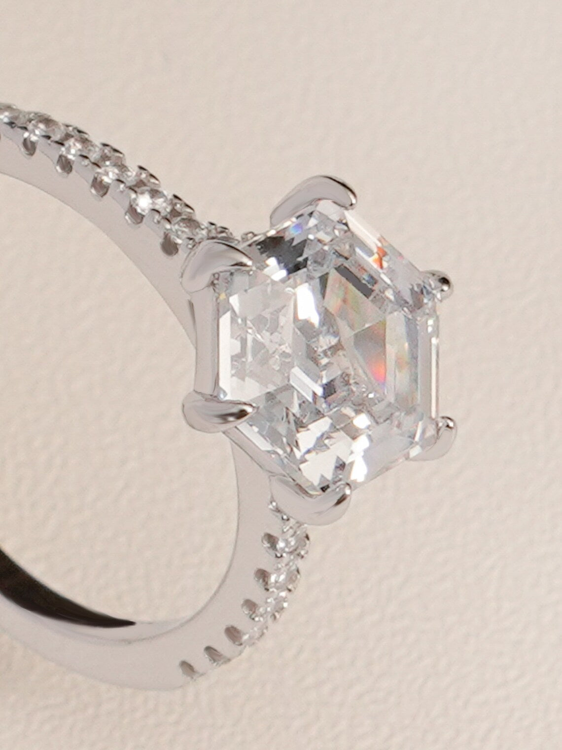 Claw prong-set engagement ring