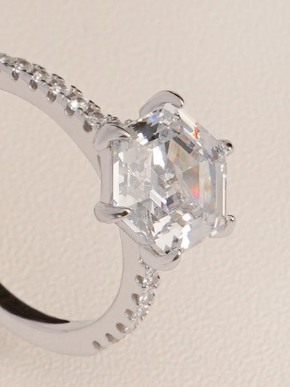 Claw prong-set engagement ring