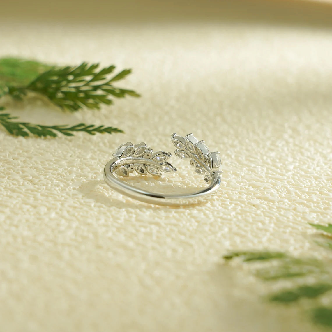 Leaf wedding band