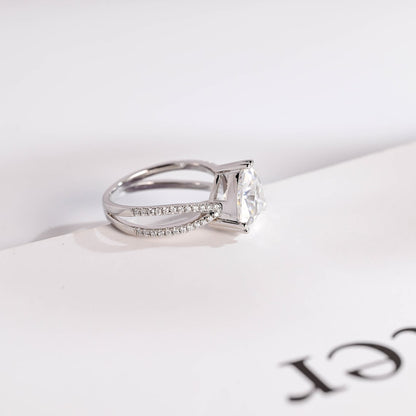 Modern engagement ring
