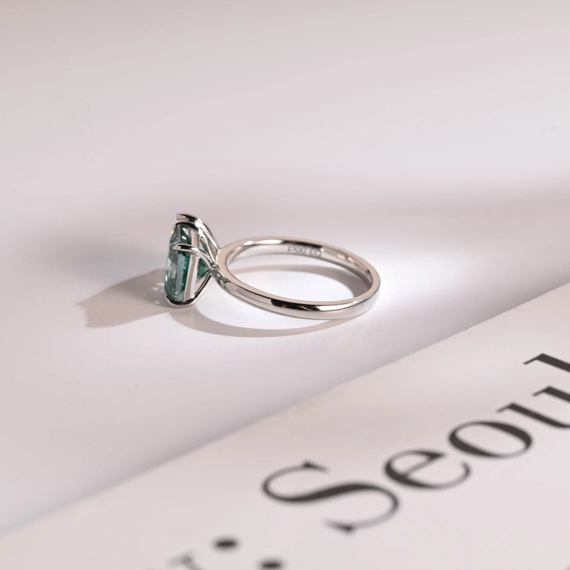 White gold moissanite rin