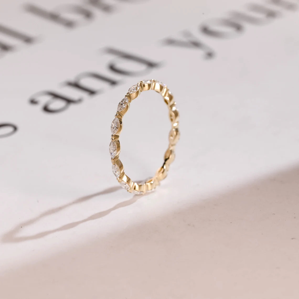 Floating pave band