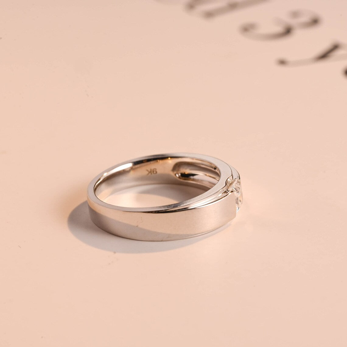 Gold solitaire band