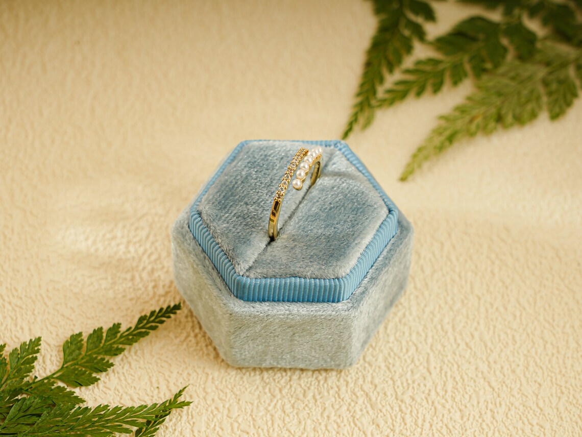 Round cut diamond ring