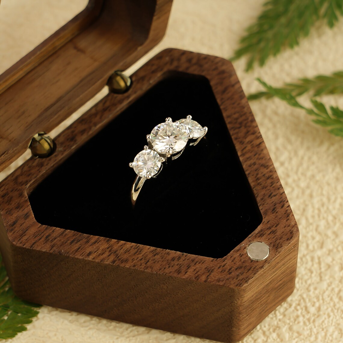 Round cut moissanite ring