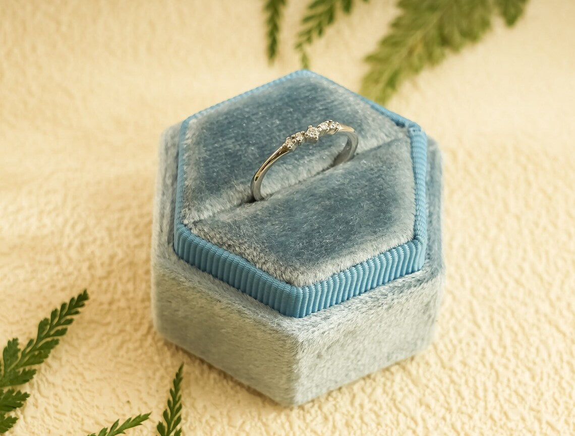 Round cut moissanite ring