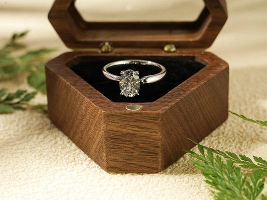 Oval diamond ring