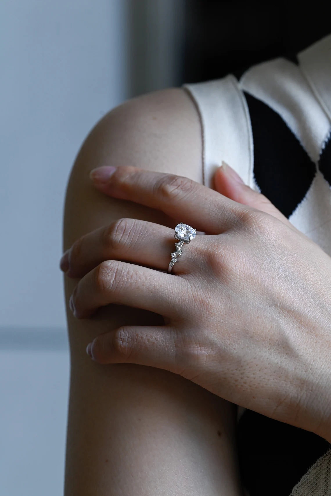 Cluster side stone ring