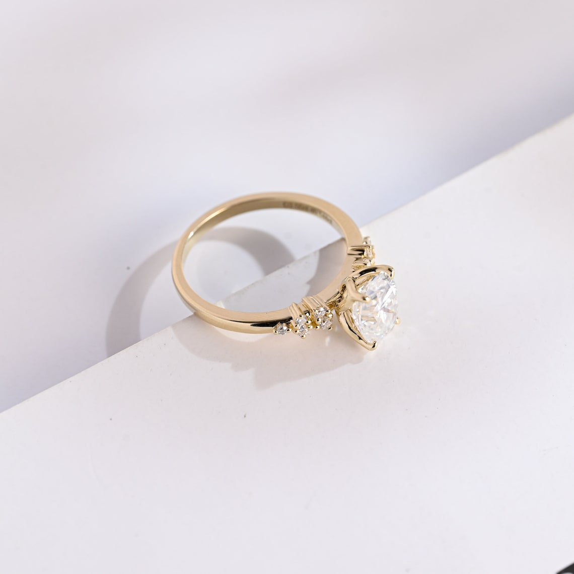 Elegant Women’s Ring