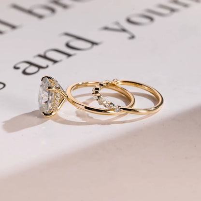 Modern engagement ring