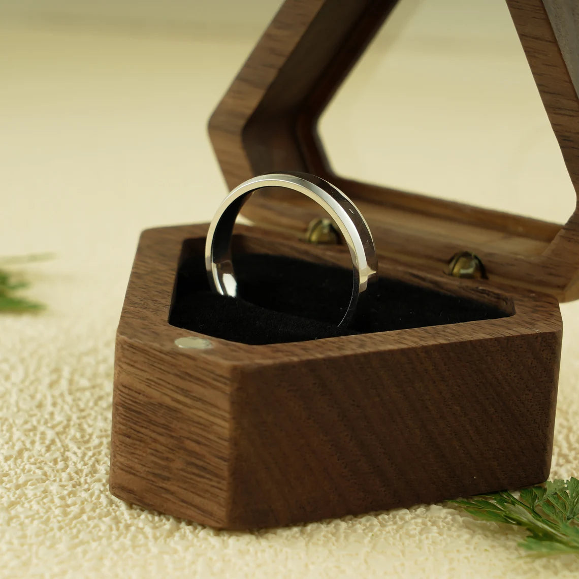 Unisex wedding band