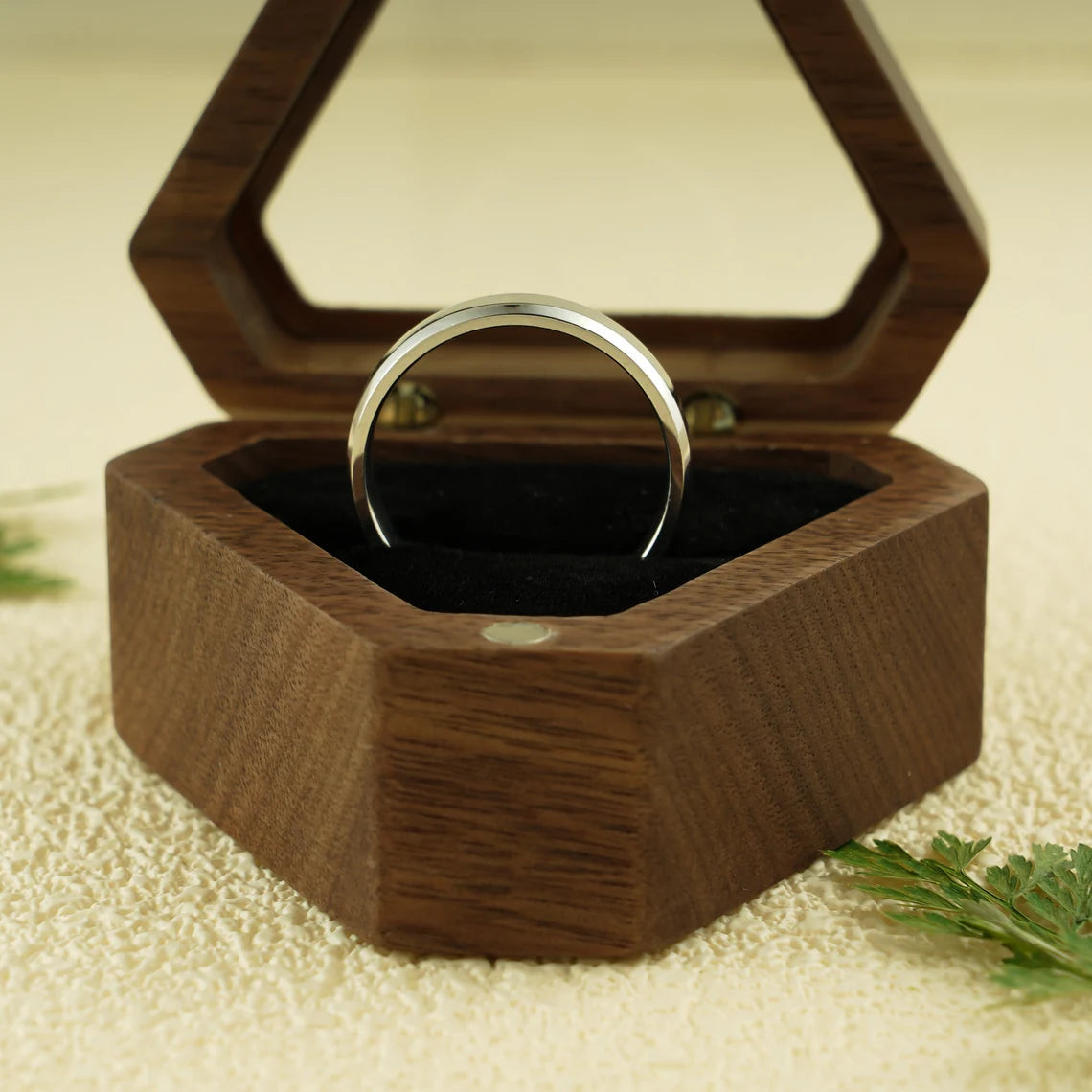 Minimalist wedding ring